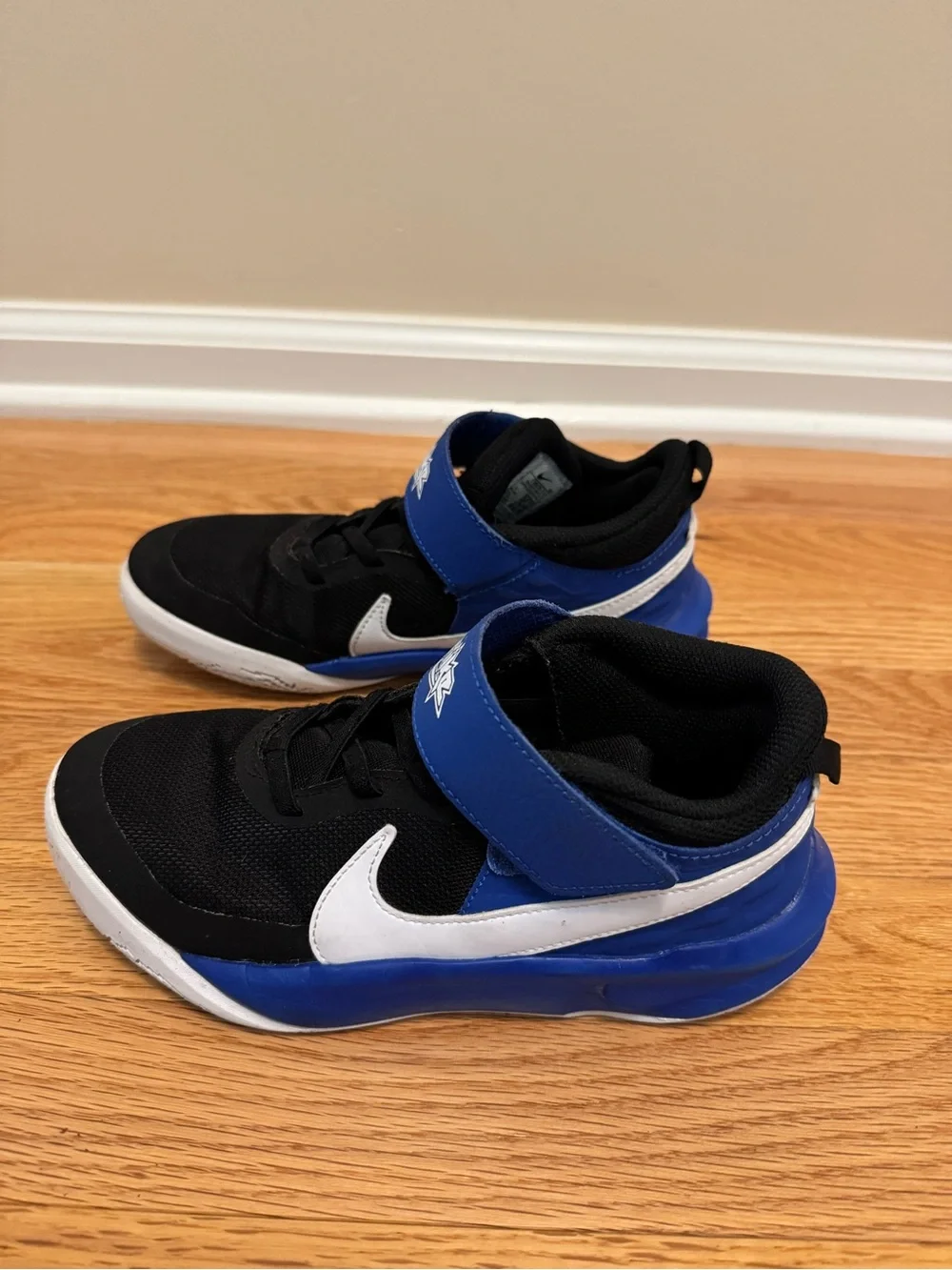 Nike Kids Team Hustle D 10 Basketball shoes - Size 3Y